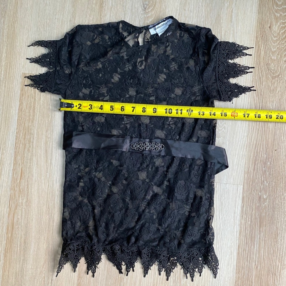 HalloweenCostumes Black Floral Lace Gothic Top with Satin Buckle Belt Large. - Picture 4 of 6